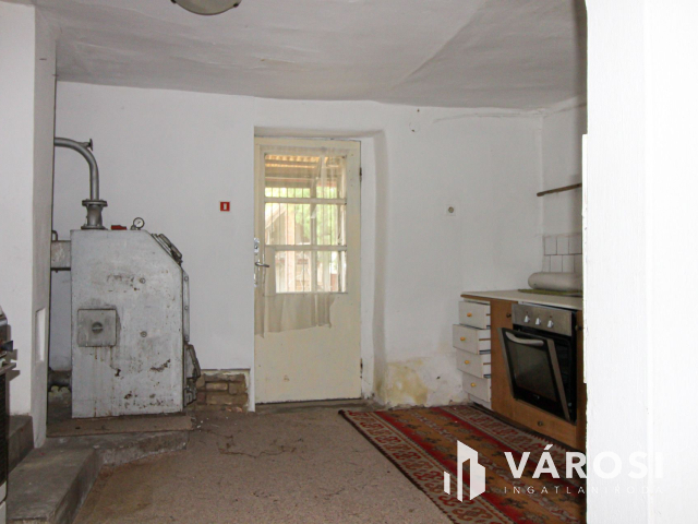 Megosztható telek, két családi házzal Únyon