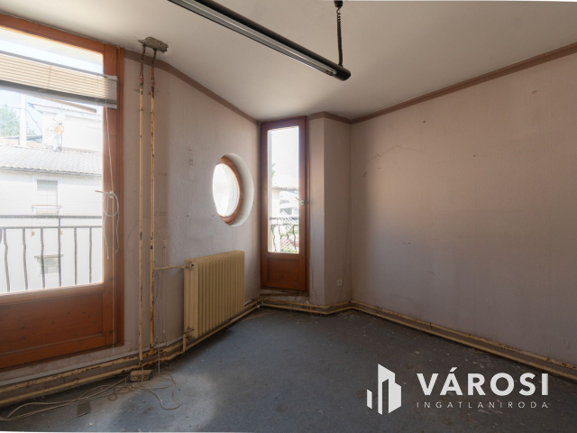 Siófok belvárosában a főtéren 591 nm lakóterű ingatlan eladó