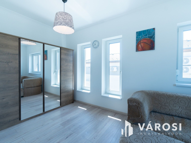 Újszerű, kiváló ikerfél Siófok Sóstón eladó