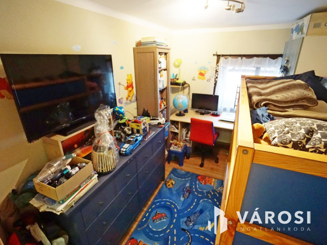 Két lakásos családi ház teljes szuterénnel eladó