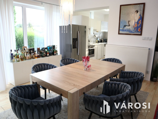 Medencés kényelem, kertvárosi környezetben!