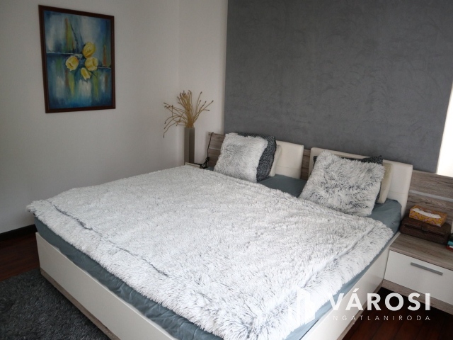 Medencés kényelem, kertvárosi környezetben!