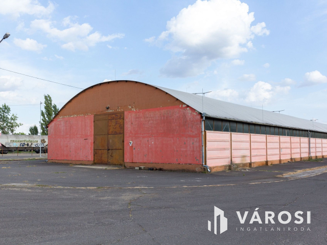 1080 m2-es csarnok raktározásra kiadó