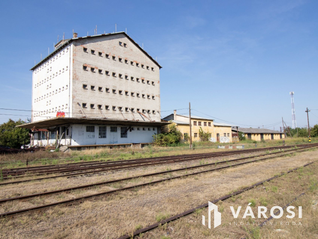 Kiváló adottságú telephely, vasúti iparvágánnyal