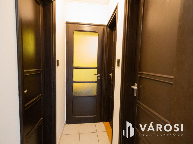 Jó lokáció, sok szoba, nagy telek