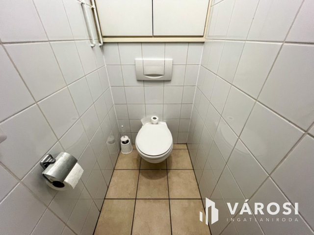 Salgó Center 2. emeletén üzlethelyiség kiadó!