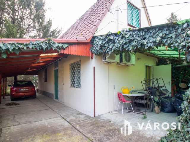 Közművesített vízparti nyaraló központi helyen!