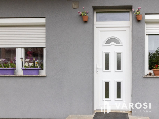 Kétszintes, kifogástalan szerkezetű téglaház