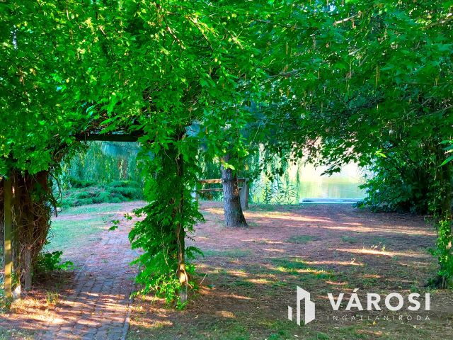 Toszkán hangulatú VíZPARTI HÁZ fürdőövezetben, napelemekkel