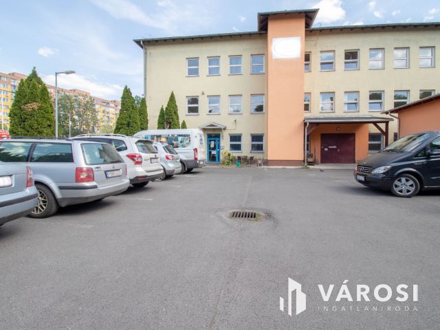 180 m2-es üzlet eladó 3 szintes irodaházzal, raktárakkal