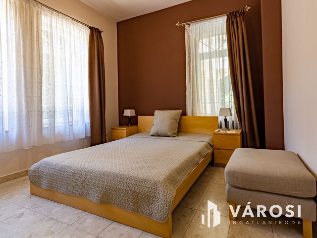 Medencés ház Gödön, 200 méterre a Dunától