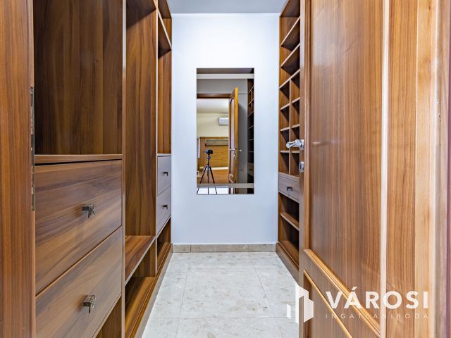 Medencés ház Gödön, 200 méterre a Dunától