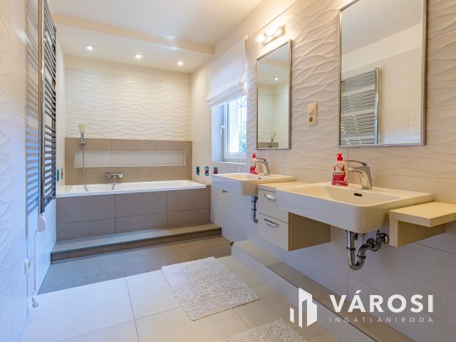 Medencés ház Gödön, 200 méterre a Dunától