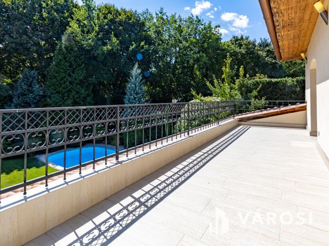 Medencés ház Gödön, 200 méterre a Dunától