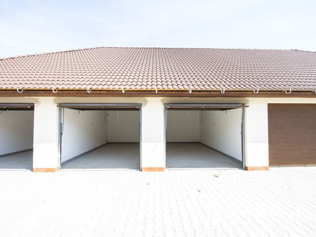 Újépítésű Garázsok Gyulán – Kiváló Befektetési Lehetőség!