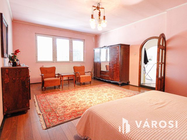 Sarkad központjában tágas családi ház+üzlethelyiség