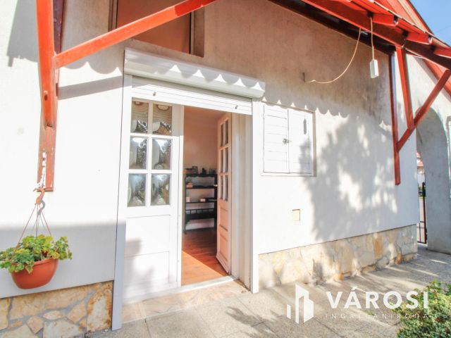 Sarkad központjában tágas családi ház+üzlethelyiség