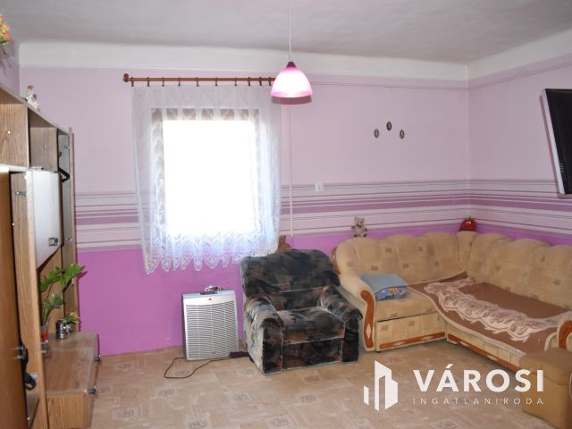 Szép kis kádár kocka a paradicsomban!