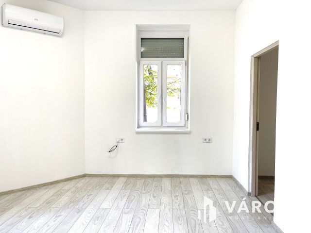 Teljesen felújított, földszinti lakás Orosháza belvárosában