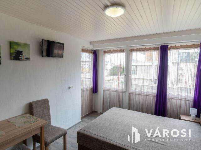 Panorámás nyaraló karnyújtásnyira az Aranyparttól