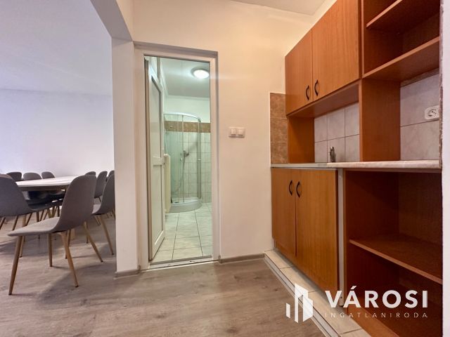 Belvárosban 49 nm-es, utcai bejáratos iroda kiadó!