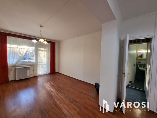 KIADÓ Belvárosi Felújított 1.emeleti, klimatizált lakás