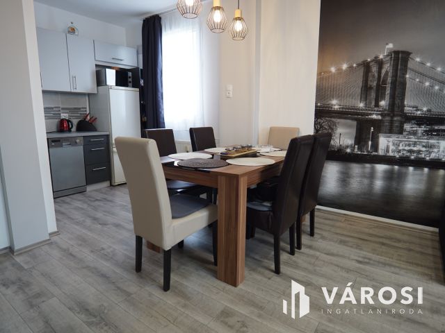 Belváros közeli, igényes lakás a hetediken!