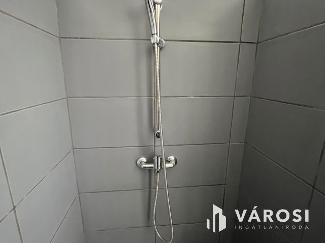 Debreceni csinos kis ház, aszfalt és busz közelében eladó!