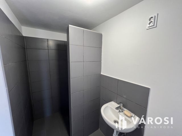 Debreceni csinos kis ház, aszfalt és busz közelében eladó!