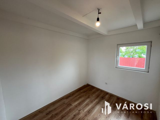 Debreceni csinos kis ház, aszfalt és busz közelében eladó!