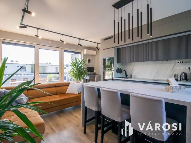 Luxus penthouse lakás Velencén