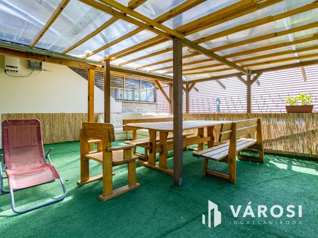 Pilisszentkereszten, három lakásos, családi ház eladó