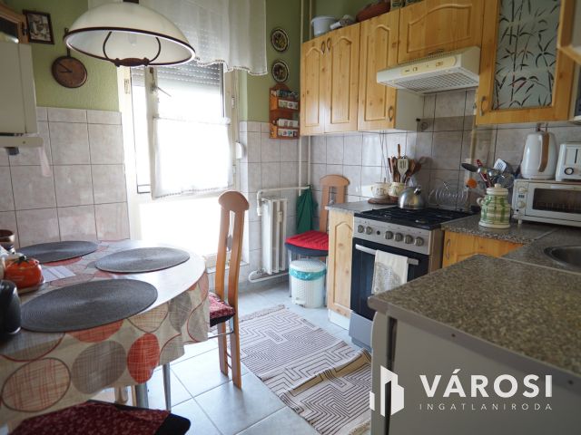 Marcali belvárosában, de még is csendes utcában eladó lakás!