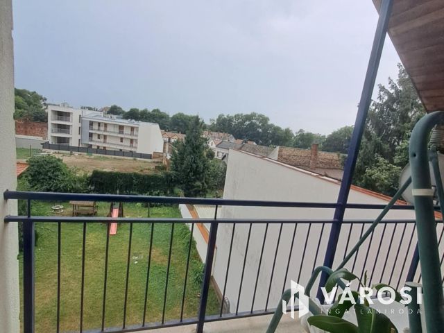 Debrecen belvárosi garázsos tégla lakás eladó