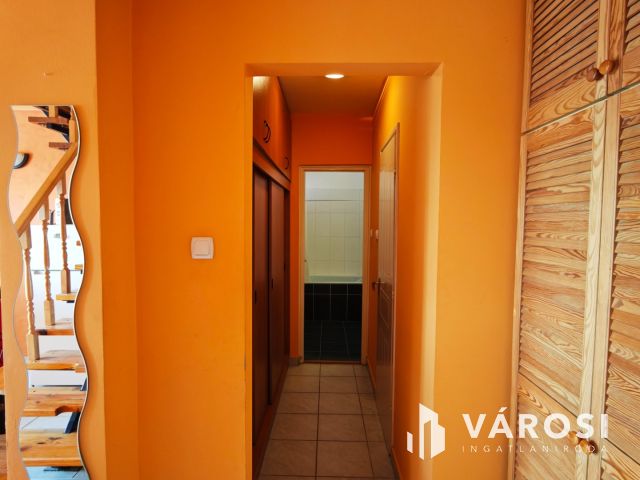 Debrecen belvárosi garázsos tégla lakás eladó