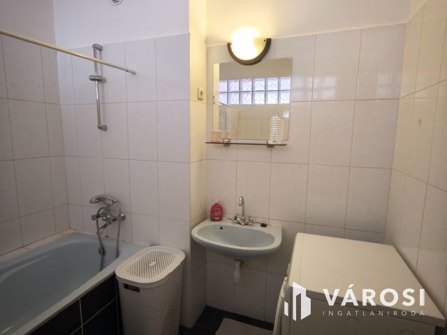 Debrecen belvárosi garázsos tégla lakás eladó