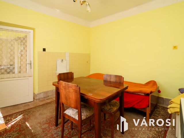 Mezőhegyesen eladó kis ház, jó helyen!