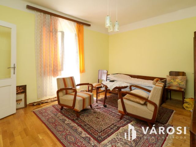 Mezőhegyesen eladó kis ház, jó helyen!