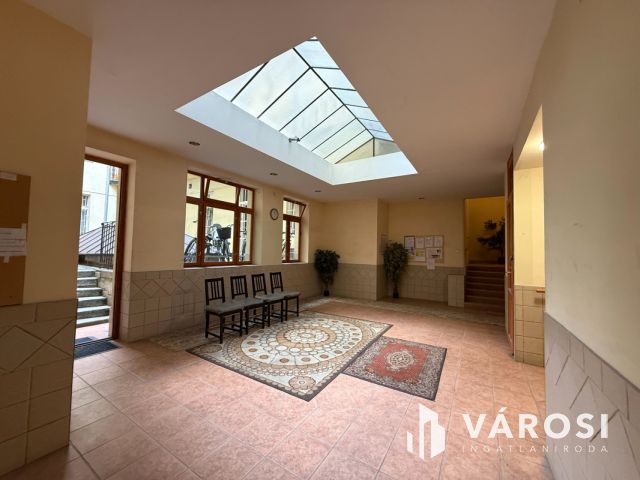 Galériás okosotthon eladó a Visegrádi utca elején!