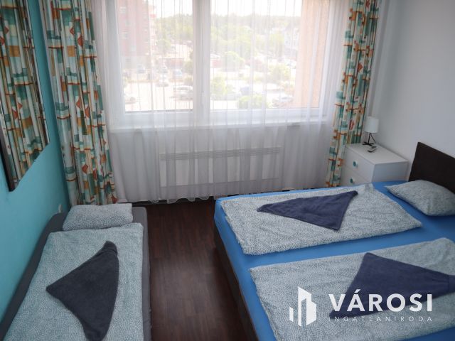 Panorámás felújított lakás az Aranyparton