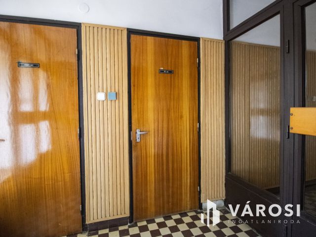 Kétszintes, 600 nm-es irodaház Orosháza központjában