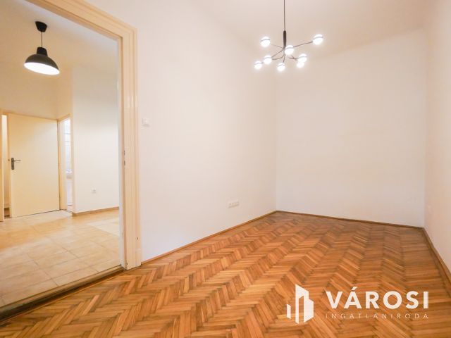 Remek elhelyezkedéssel a Váralja utcában!