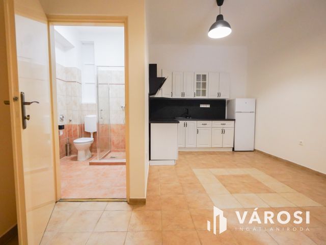 Remek elhelyezkedéssel a Váralja utcában!