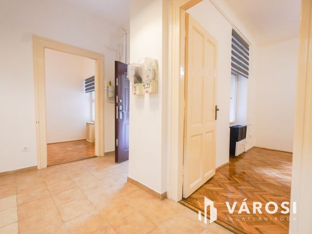 Remek elhelyezkedéssel a Váralja utcában!