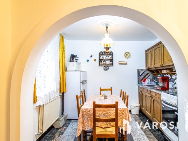 Kétlakásos ikerház 100 méterre a Balatontól