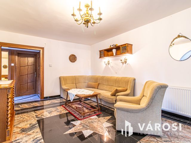 Kétlakásos ikerház 100 méterre a Balatontól