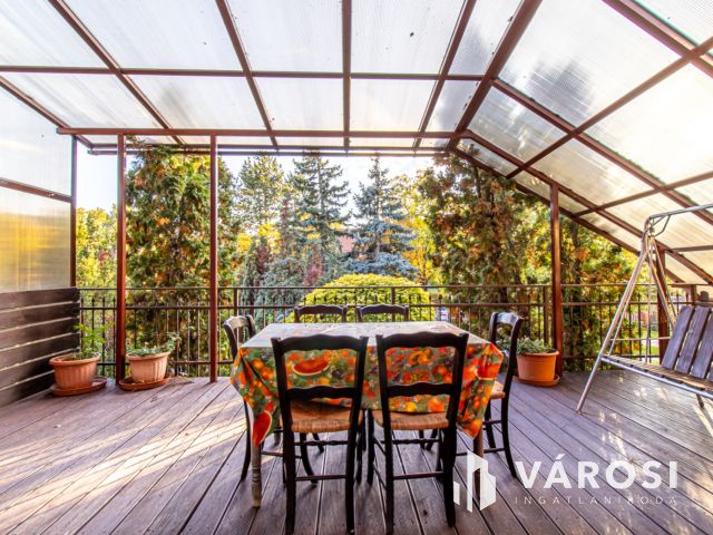 Kétlakásos ikerház 100 méterre a Balatontól