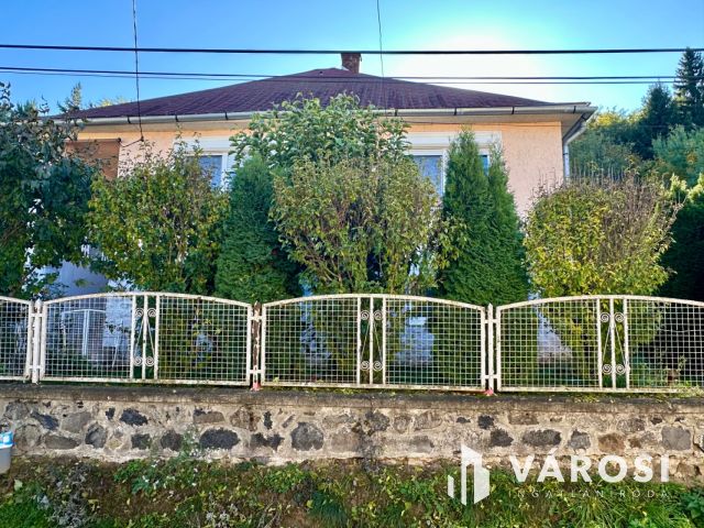 Bárna csendes utcájában jó állapotú családi ház eladó!