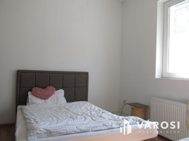 Új építésű nagy családi ház tágas telekkel