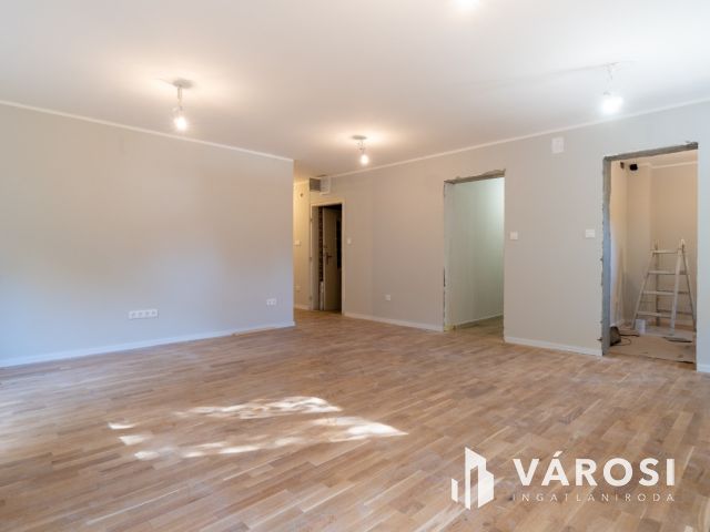 Első emeleti lakás az Aranyparton